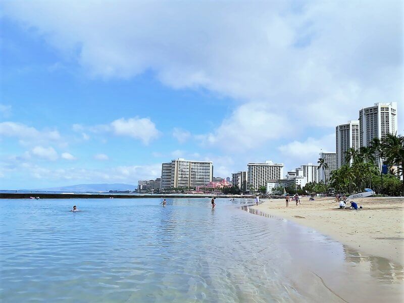 ハワイのビーチとホテル群