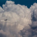 雲の間を飛ぶ飛行機